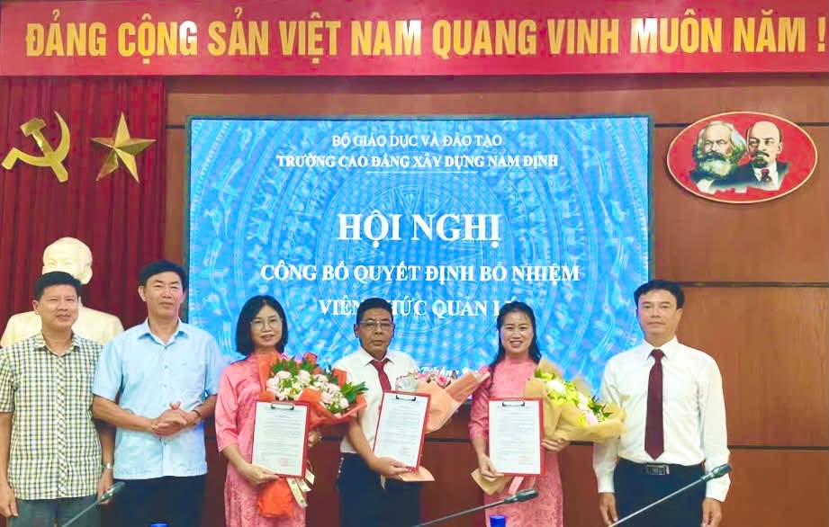TRAO QUYẾT ĐỊNH BỔ NHIỆM VIÊN CHỨC QUẢN LÝ